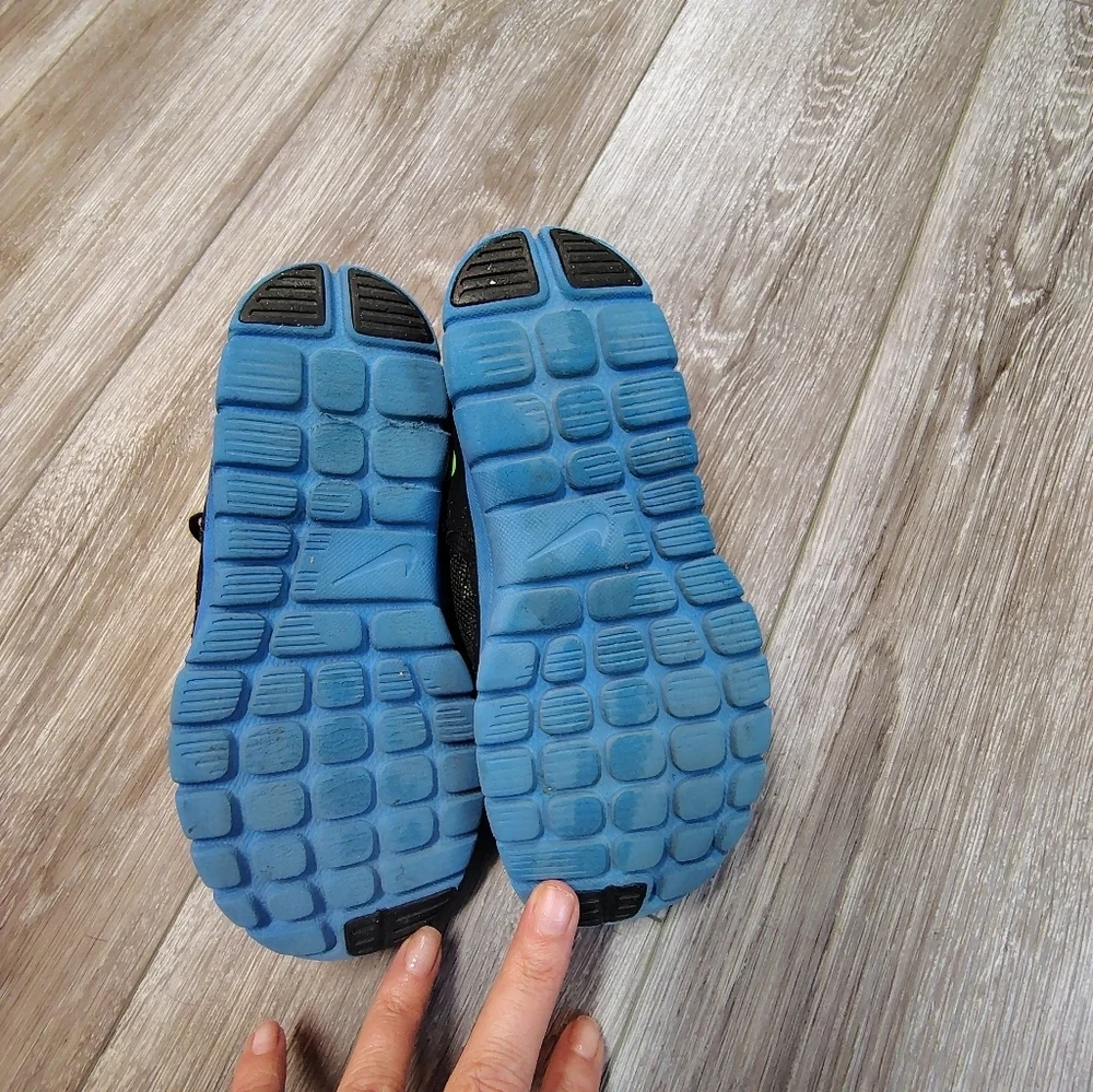 Nike Kids Black and Neon Green Sneakers